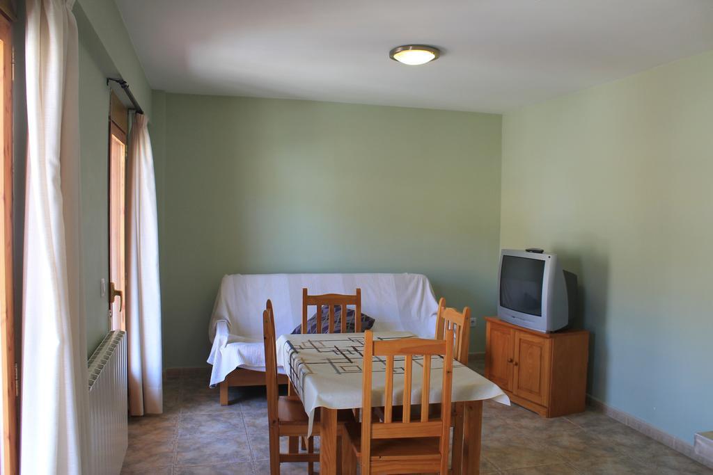 Apartamentos Turisticos Rosario Camarena de la Sierra Szoba fotó